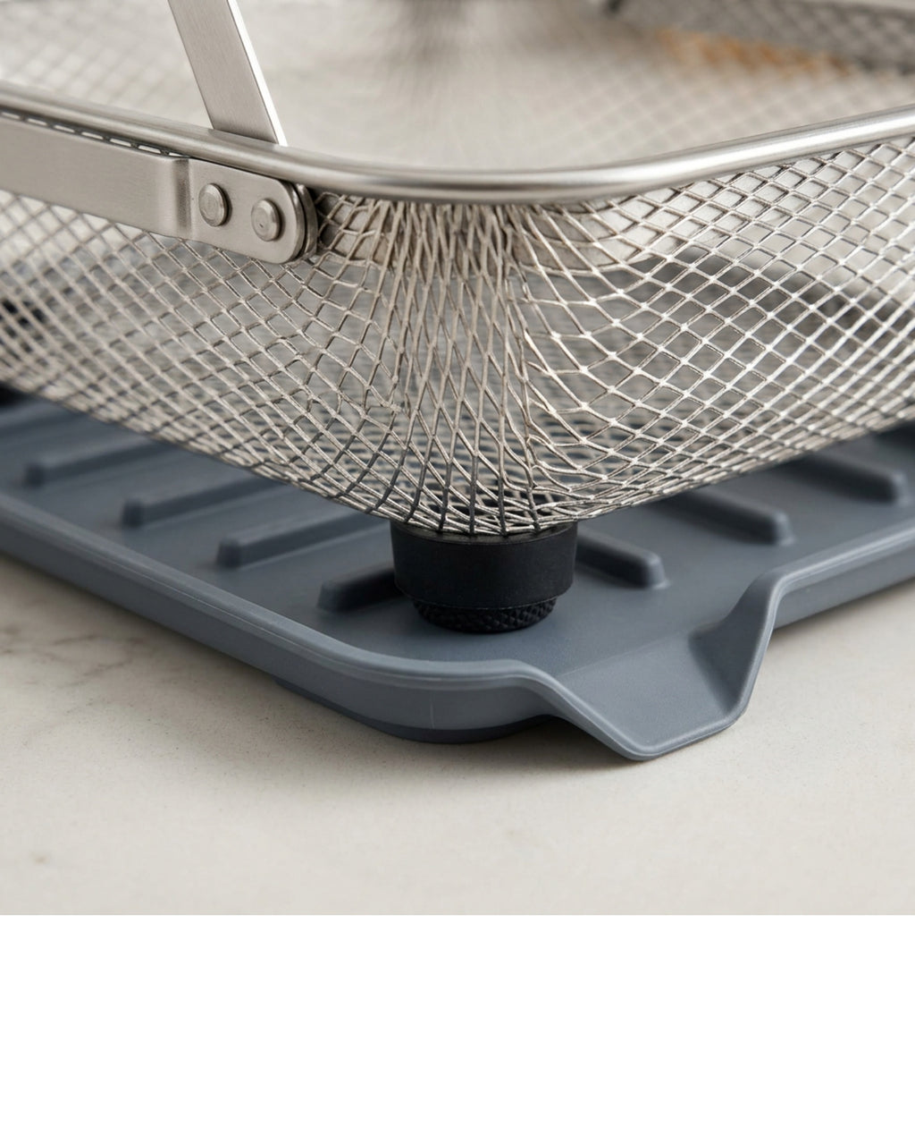 Pndkv Rectangular Diamond Mesh Draining Basket with Slate Drip Tray - Detail view