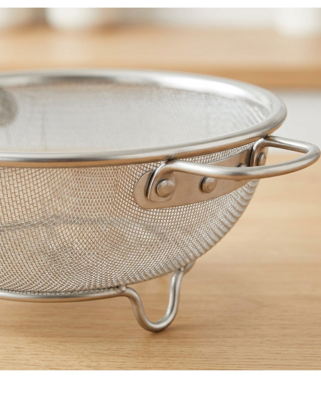 Pndkv Round Fine Mesh Colander with Two Handles and Three Feet 26 cm - Detail view